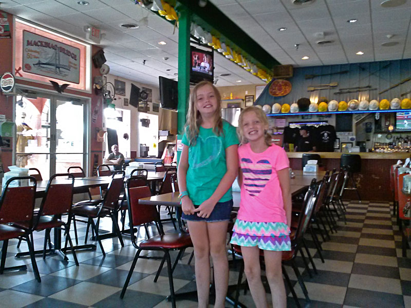 mama mias pizza in mackinaw city